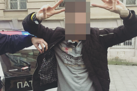 В центре Львова киевлянин угрожал посетителям кафе муляжами гранат
