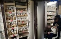У Києві затримали чоловіка, який проник у магазин і їв там солодощі