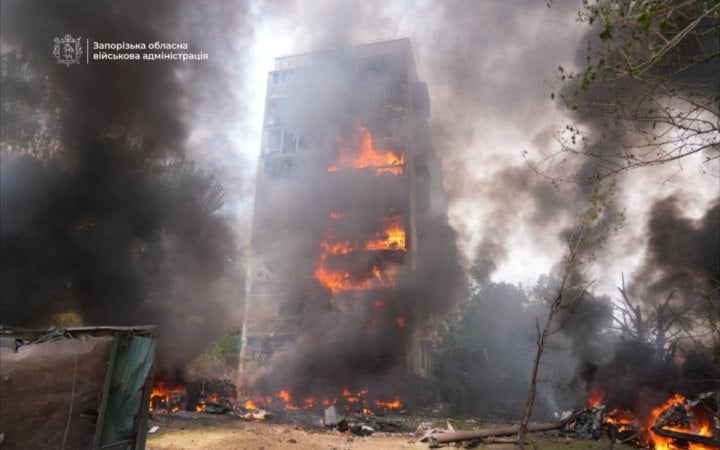 Головне за ніч та ранок вівторка, 21 липня: удар по багатоповерхівці та ТЦ в Сумах, майже 220 боєзіткнень, атака дронів на Росію