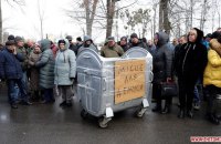 МОЗ відреагував на дії мітингарів на Житомирщині, які кинули керівника лікарні у сміттєвий бак