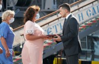 Зеленский вручил ордена "Золотая звезда" родственникам двух погибших при пожаре в одесском колледже