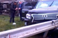 Внедорожник с "кабминовскими" номерами разнес микроавтобус под Киевом