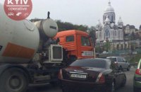 На київському мосту Патона бетономішалка зіткнулася з Maseratti