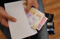 Кабмин анонсировал третью попытку вывести зарплаты из тени