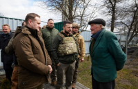 На Київщині розчищено 300 км доріг, на Харківщині під’єднали до електрики ще 2200 споживачів