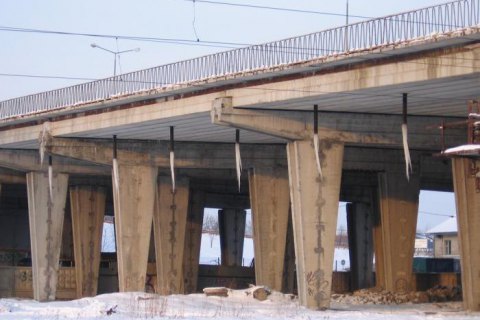 Во Львове девушка прыгнула с 10-метрового моста и осталась жива