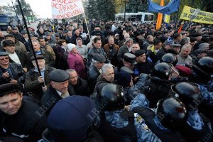Милиция насчитала две тысячи человек под Кабмином