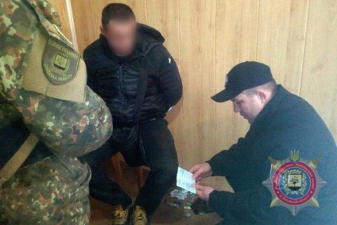 В Краматорске мужчина, у которого нашли наркотики, напал на полицейского
