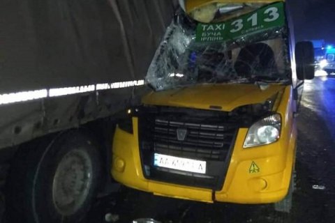 Під Києвом маршрутка з пасажирами врізалася у фуру
