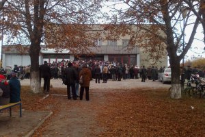 Москаль на БТР отвез пенсии в прифронтовое село 