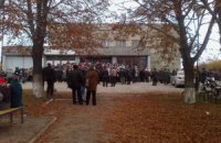 Москаль на БТР отвез пенсии в прифронтовое село 