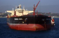 Более миллиона тонн грязной российской нефти уже два месяца находится на танкерах и не может найти покупателя