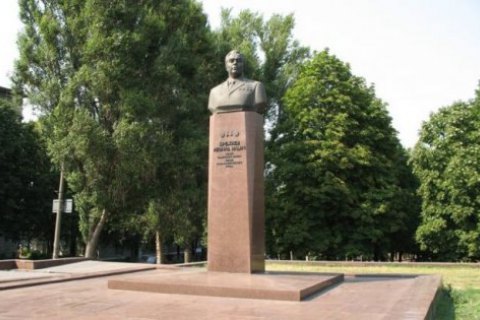 Жители Каменского требуют демонтировать памятник Брежневу