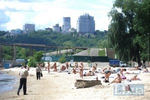Киевские власти определили 11 пригодных для купания пляжей