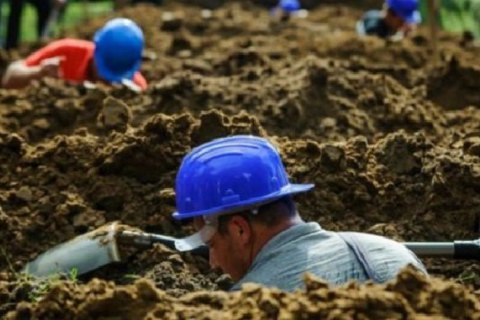 В Венгрии прошли состязания по копанию могил на скорость