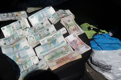 В Донецкой области задержали автомобиль с почти 3 млн рублей