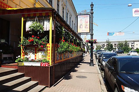 В Киеве снесут все незаконные летние площадки и автолавки