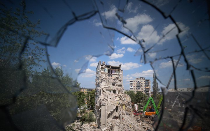 У Києві після обстрілу продовжують аварійно-рятувальні роботи у трьох місцях