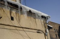 В Ровно сотрудник вуза и студент пострадали из-за сосулек