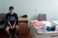 В Харькове пьяные родители выгнали подростка босым в подъезд