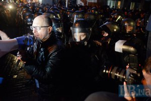 Яценюк: силовой сценарий все еще в повестке дня