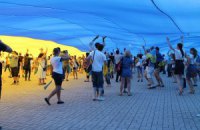 Синьо-жовтий Маріуполь або як зустрічали найбільший стяг на Сході