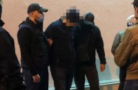 Чиновника Миграционной службы задержали при получении $9 тыс. взятки