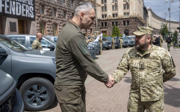 Київ передав захисникам на сході автівки, системи РЕБ, антени