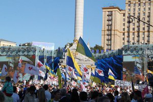 Азаров хочет в День Независимости увидеть столицу чистой и ухоженной