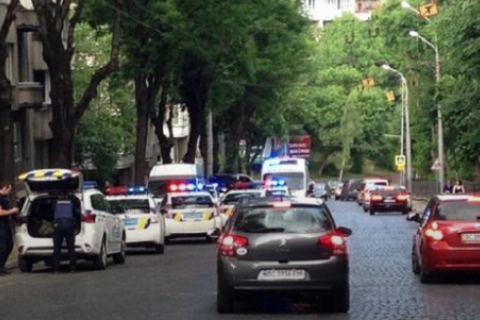 Во Львове участник ДТП ударил ножом в живот патрульную полицейскую