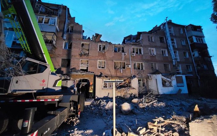 Масований обстріл Миколаєва: з-під завалів дістали 11-річного хлопчика, є загиблі (оновлено)