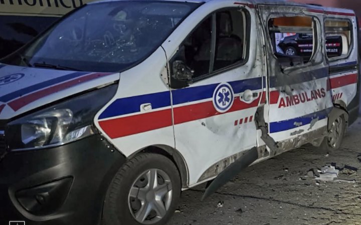 Уночі ворог прицільно вдарив по авто швидкої допомоги на території лікарні в Сумах
