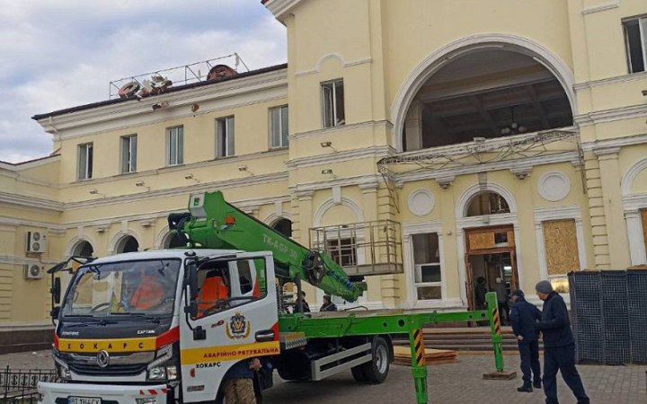 Росіяни вдарили по вокзалу Херсона і пошкодили вагон