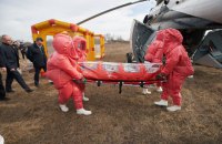 Зеленському показали вертоліт для інфекційних хворих із заступником голови ОП у ролі пацієнта