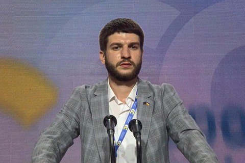 У активиста молодежной организации партии Порошенко устроили обыск из-за видео с Зеленским и КамАЗом