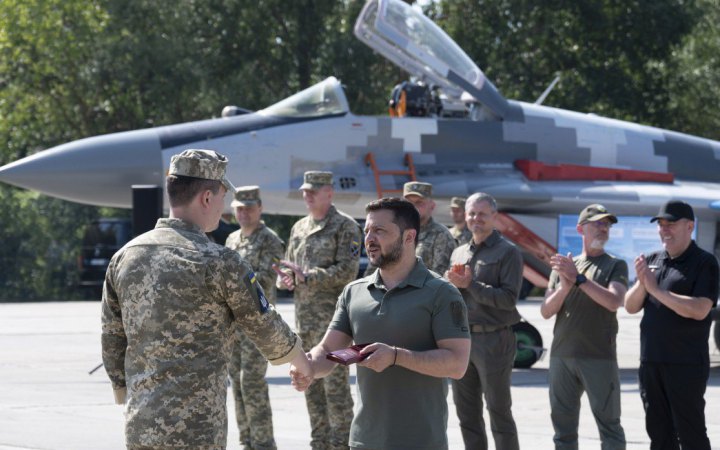 Зеленський з нагоди Дня Повітряних сил вручив льотчикам державні нагороди