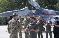 Зеленський з нагоди Дня Повітряних сил вручив льотчикам державні нагороди