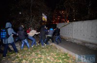 В Киеве на Дарнице стрельба, драка, местные жители ломают строительный забор