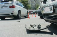 В Киеве люксовый внедорожник "подставился" под легковушку
