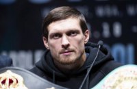 Усик устроил бой с тенью в воде