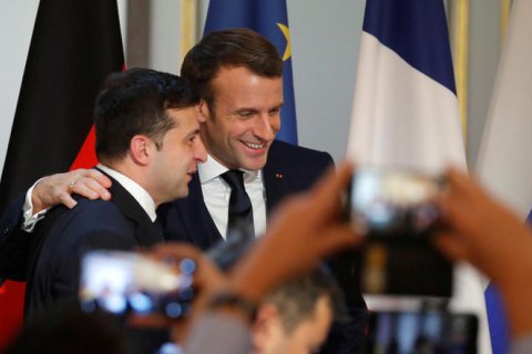 Зеленский провел телефонный разговор с Макроном 
