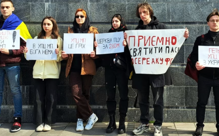 У Дніпрі пікетували собор, в якому проводить служби УПЦ МП