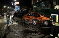В Киеве Porsche протаранил Chevrolet и загорелся над подземным переходом