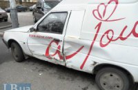 В результате ДТП в центре Киева водитель получил двойной перелом конечности