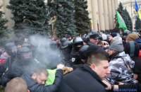 Возле Харьковской ОГА произошли столкновения, пострадали журналист и полицейский
