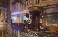 У центрі Києва під час спроби пограбувати обмінник кинули вибуховий пакет у під'їзд будинку