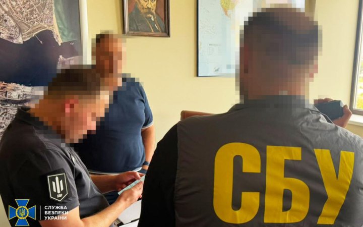 500 тисяч за вплив на Укрзалізницю: ДБР та СБУ затримали посадовця Чорноморського порту