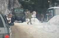 В Рахове силовики проводят спецоперацию с обысками