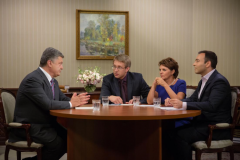Порошенко сегодня даст интервью трем телеканалам