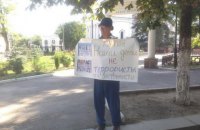 В Симферополе задержали пенсионеров за одиночные пикеты в поддержку Караметова (обновлено)